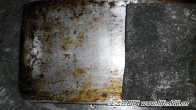 沾满油垢的烤箱只要用它泡一下，即可光洁如新！