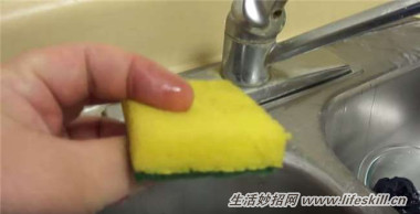 水槽、水龙头上的水垢简单省力巧清除(图5) 水槽、水龙头上的水垢简单省力巧清除
