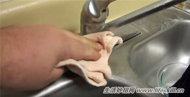 水槽、水龙头上的水垢简单省力巧清除(图2) 水槽、水龙头上的水垢简单省力巧清除