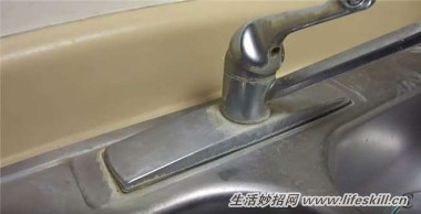 水槽、水龙头上的水垢简单省力巧清除(图1) 水槽、水龙头上的水垢简单省力巧清除
