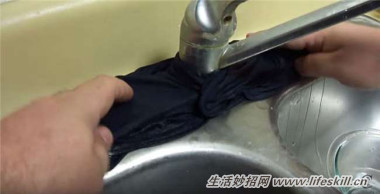 水槽、水龙头上的水垢简单省力巧清除(图3) 水槽、水龙头上的水垢简单省力巧清除