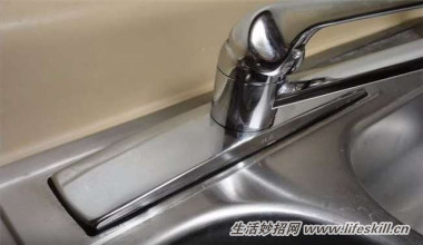 水槽、水龙头上的水垢简单省力巧清除(图7) 水槽、水龙头上的水垢简单省力巧清除