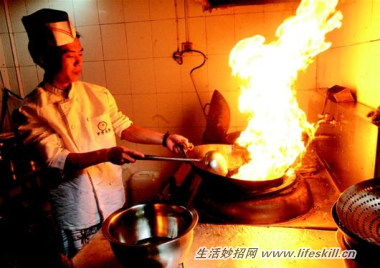 油锅冒火,如何处理及预防?(图1) 油锅冒火,如何处理及预防?