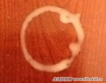 木制家具上的白色水渍巧去除(图1) 木制家具上的白色水渍巧去除