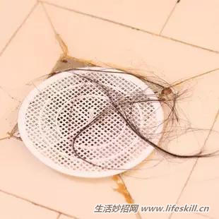 怎样清理卫生间里掉落的头发(图1) 怎样清理卫生间里掉落的头发